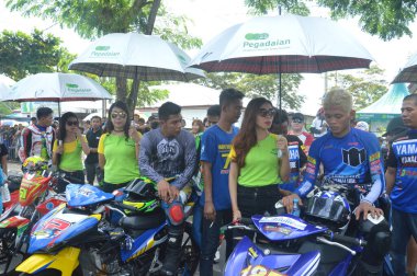 Tarakan, Endonezya. 20 Mayıs 2017. Motoprix Ulusal Şampiyonası 'ndaki seksi bayan daimi olmayan Datu Adil Tarakan Stadyumu' nda.