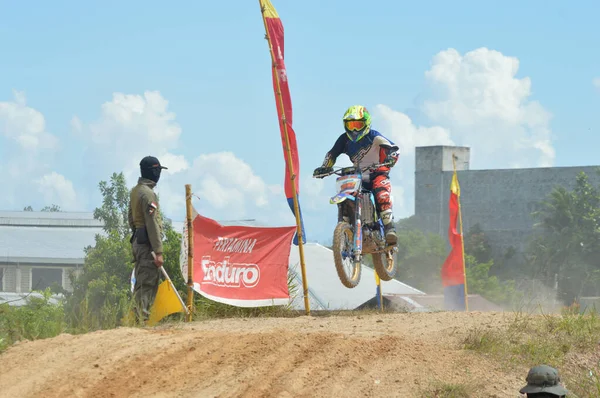 Tarakan Indonesia Maggio 20176 Pilota Moto Grasstrack Vola Monticello Salto — Foto Stock