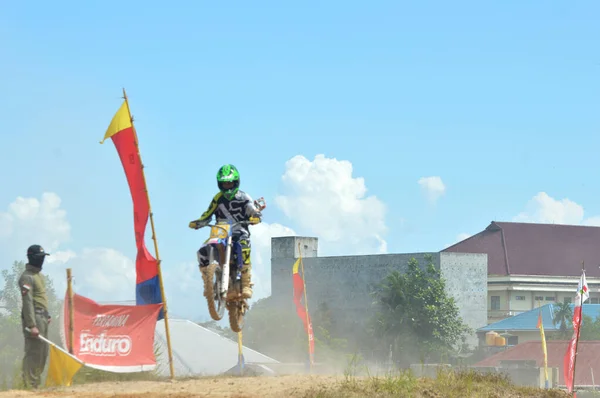 Tarakan Indonézia 20176 Május Grasstrack Motorversenyző Ugró Dombon Repül — Stock Fotó