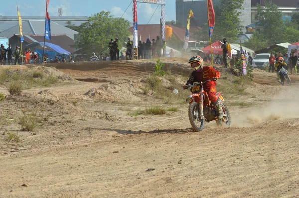 Tarakan Indonesia Maggio 20176 Pilota Moto Grasstrack Scontra Rapidamente Sui — Foto Stock