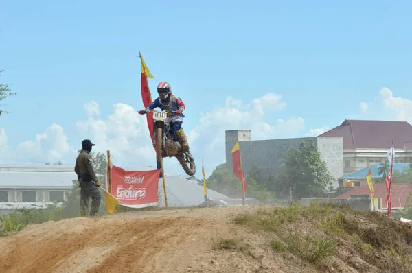 Tarakan Indonesia Maggio 20176 Pilota Moto Grasstrack Vola Monticello Salto — Foto Stock