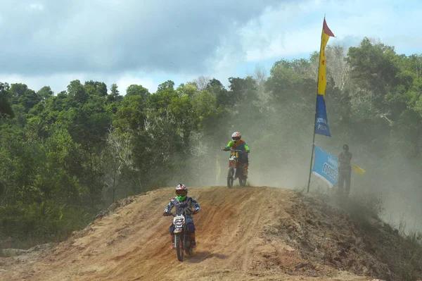 Tarakan Indonesie Května 20176 Grasstrack Motocyklový Závodník Rychle Srazí Skákací — Stock fotografie