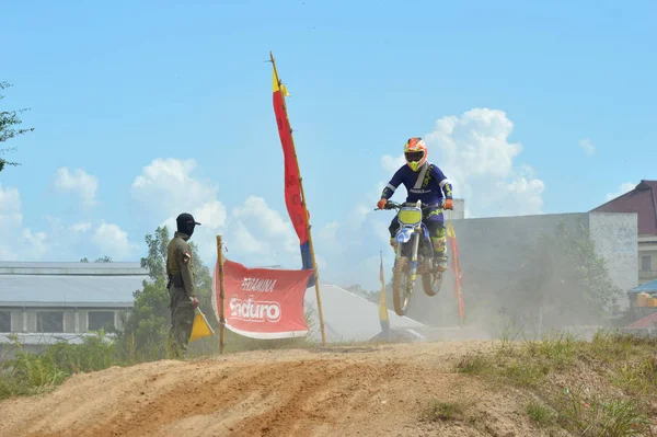 Tarakan Indonesia Maggio 20176 Pilota Moto Grasstrack Vola Monticello Salto — Foto Stock