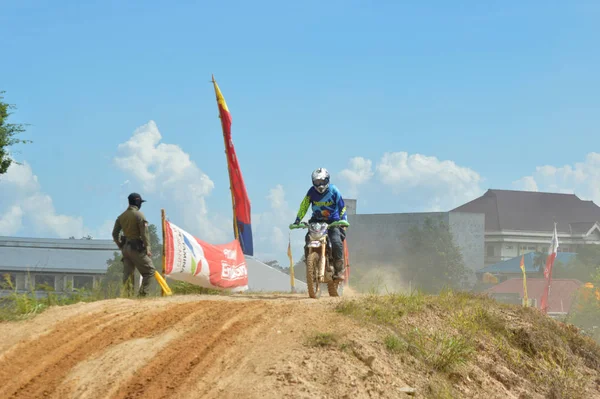 Tarakan Indonesia Maggio 20176 Pilota Moto Grasstrack Scontra Rapidamente Sui — Foto Stock