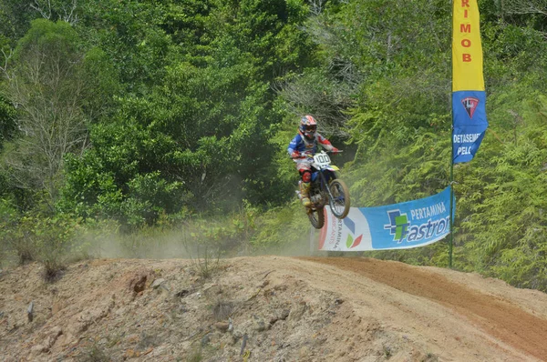 Таракан Индонезия Мая 20176 Мотогонщик Grasstrack Летает Кургане — стоковое фото