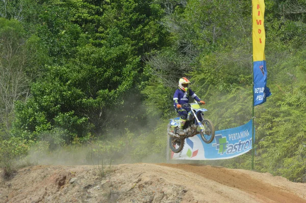 Tarakan Indonesie Května 20176 Motokárový Závodník Grasstrack Letí Skákacím Pahorku — Stock fotografie