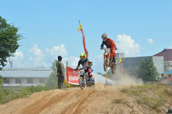 Tarakan Indonesia Maggio 20176 Pilota Moto Grasstrack Vola Monticello Salto — Foto Stock