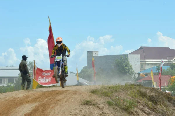 Таракан Индонезия Мая 20176 Мотогонщик Grasstrack Летает Кургане — стоковое фото