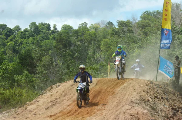 Tarakan Indonesia Maggio 20176 Pilota Moto Grasstrack Scontra Rapidamente Sui — Foto Stock