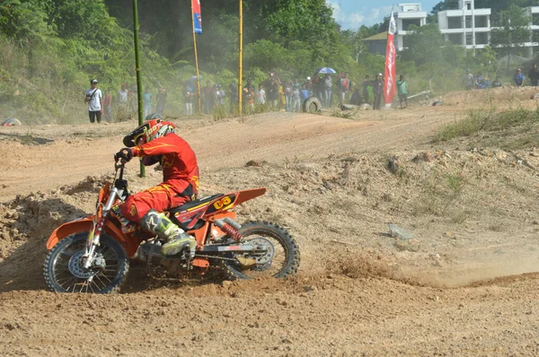 Таракан Индонезия Мая 20176 Гонщик Мотоцикле Grasstrack Быстро Сталкивается Скачках — стоковое фото