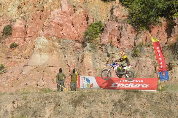 Tarakan Ndonezya Mayıs 20176 Grasstrack Motosiklet Yarışçısı Bir Tepecikte Uçuyor — Stok fotoğraf