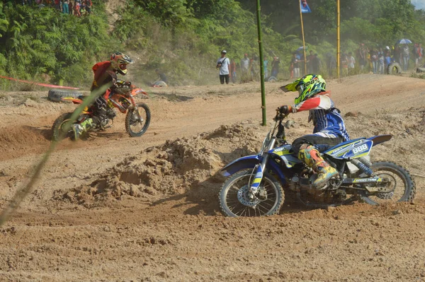 Таракан Индонезия Мая 20176 Гонщик Мотоцикле Grasstrack Быстро Сталкивается Скачках — стоковое фото