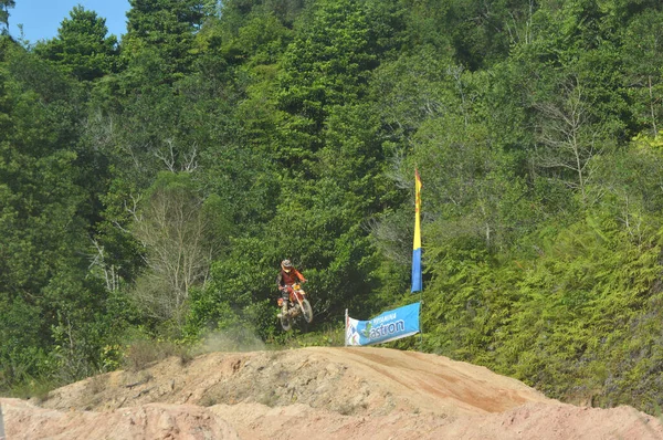 Tarakan Indonesien Mai 2016 Der Grasstrack Motorradrennfahrer Fliegt Auf Einen — Stockfoto