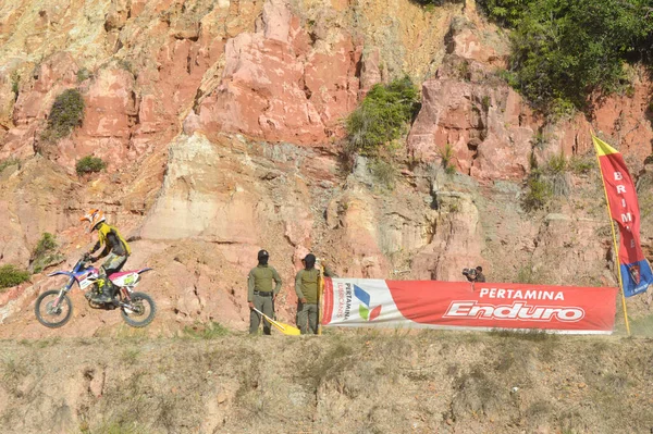 Tarakan Indonesien Mai 2016 Der Grasstrack Motorradrennfahrer Fliegt Auf Einen — Stockfoto