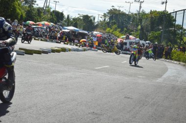 Tarakan, Endonezya. 19 Kasım 2016 'da yarışçılar yarış pistinde sıkı dövüştüler.