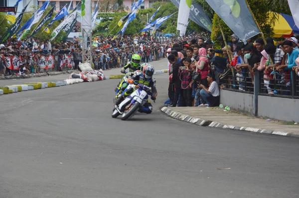 Tarakan Indonésia Novembro 2016 Motociclistas Dirigem Virar Esquina Com Efeito — Fotografia de Stock