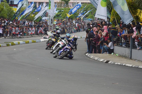 Tarakan Indonésia Novembro 2016 Motociclistas Dirigem Virar Esquina Com Efeito — Fotografia de Stock