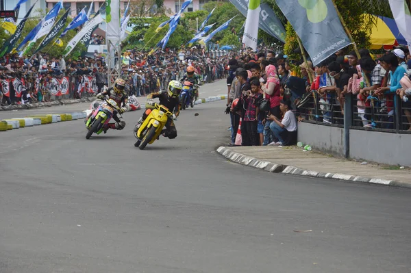 Tarakan Indonesia Noviembre 2016 Motociclistas Conducen Vuelta Esquina Con Efecto — Foto de Stock