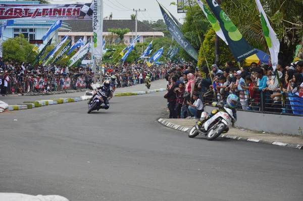 Tarakan Endonezya Kasım 2016 Motosiklet Sürücüleri Virajı Dönerek Dönüyorlar — Stok fotoğraf