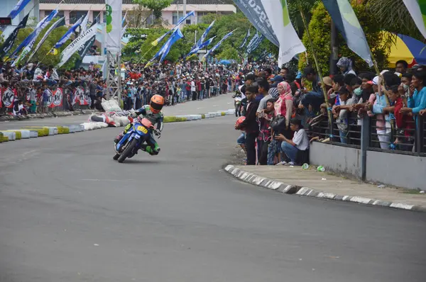 Tarakan Indonesia Noviembre 2016 Motociclistas Conducen Vuelta Esquina Con Efecto —  Fotos de Stock