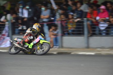 Tarakan, Endonezya. 19 Kasım 2016. Motosiklet sürücüleri virajı dönerek dönüyorlar.