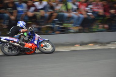 Tarakan, Endonezya. 19 Kasım 2016. Motosiklet sürücüleri virajı dönerek dönüyorlar.