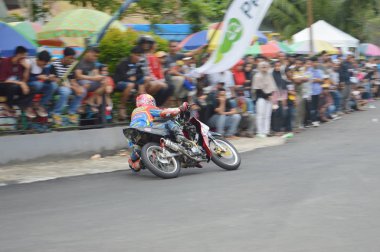 Tarakan, Endonezya. 19 Kasım 2016. Motosiklet sürücüleri virajı dönerek dönüyorlar.