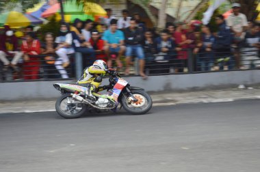 Tarakan, Endonezya. 19 Kasım 2016. Motosiklet sürücüleri virajı dönerek dönüyorlar.