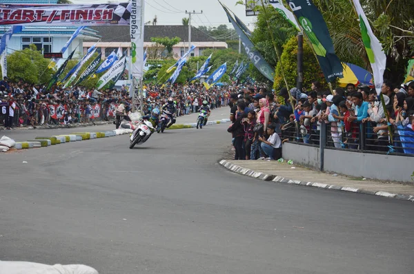 Tarakan Endonezya Kasım 2016 Motosiklet Sürücüleri Virajı Dönerek Dönüyorlar — Stok fotoğraf
