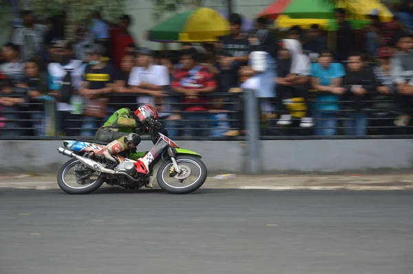 Таракан Індонезія Листопада 2016 Мотоциклісти Їдуть Рогом Ефектом Панорамування — стокове фото