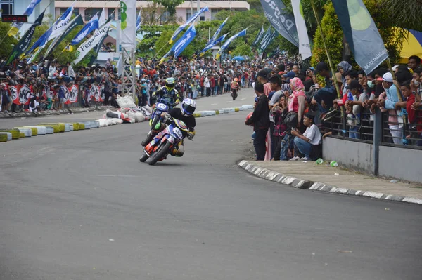 Tarakan Indonesië November 2016 Motorrijders Rijden Hoek Met Panning Effect — Stockfoto