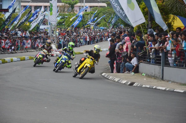 インドネシアのタラカン 2016年11月19日バイクライダーがパンニング効果でコーナーをドライブ — ストック写真