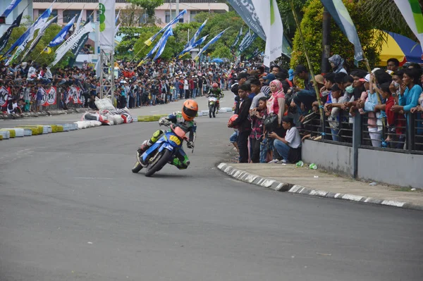 Tarakan Indonésia Novembro 2016 Motociclistas Dirigem Virar Esquina Com Efeito — Fotografia de Stock