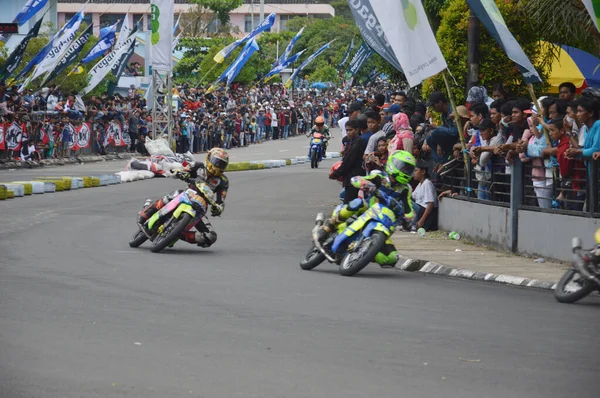 Tarakan Indonesia Noviembre 2016 Motociclistas Conducen Vuelta Esquina Con Efecto — Foto de Stock