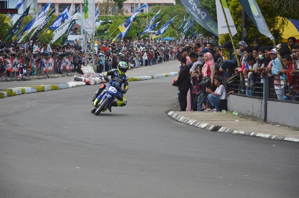 インドネシアのタラカン 2016年11月19日バイクライダーがパンニング効果でコーナーをドライブ — ストック写真