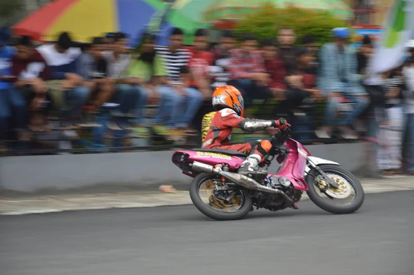 インドネシアのタラカン 2016年11月19日バイクライダーがパンニング効果でコーナーをドライブ — ストック写真