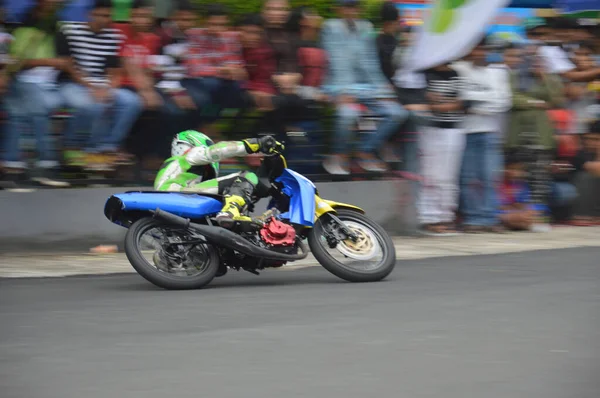 インドネシアのタラカン 2016年11月19日バイクライダーがパンニング効果でコーナーをドライブ — ストック写真