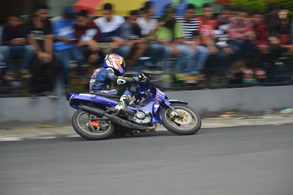 Tarakan Endonezya Kasım 2016 Motosiklet Sürücüleri Virajı Dönerek Dönüyorlar — Stok fotoğraf