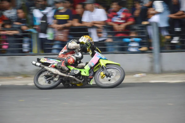 Tarakan Endonezya Kasım 2016 Motosiklet Sürücüleri Virajı Dönerek Dönüyorlar — Stok fotoğraf