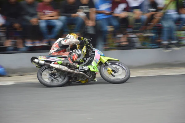 Tarakan Indonesia Noviembre 2016 Motociclistas Conducen Vuelta Esquina Con Efecto —  Fotos de Stock