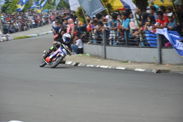 Tarakan Endonezya Kasım 2016 Motosiklet Sürücüleri Virajı Dönerek Dönüyorlar — Stok fotoğraf