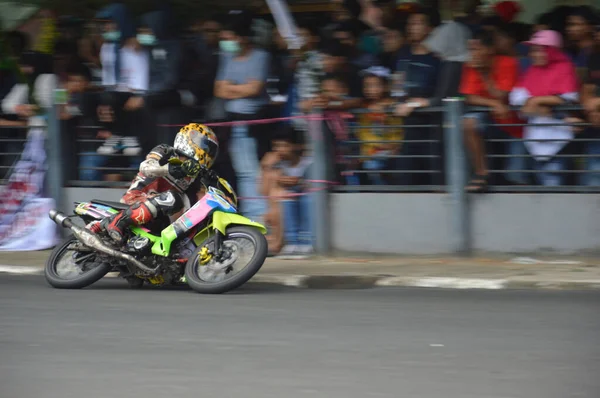 Tarakan Indonesië November 2016 Motorrijders Rijden Hoek Met Panning Effect — Stockfoto