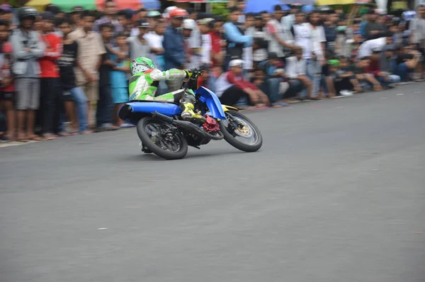 Tarakan Indonesien November 2016 Motorcykelförare Kör Runt Hörnet Med Panorering — Stockfoto