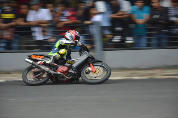 Tarakan Indonesië November 2016 Motorrijders Rijden Hoek Met Panning Effect — Stockfoto