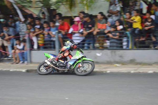 Tarakan Indonesia Noviembre 2016 Motociclistas Conducen Vuelta Esquina Con Efecto — Foto de Stock