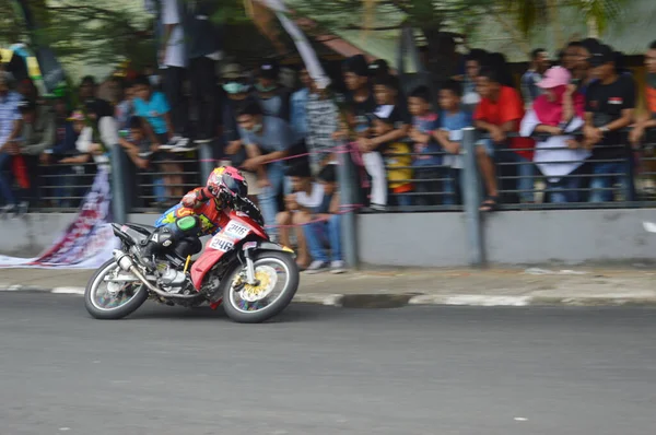 Tarakan Endonezya Kasım 2016 Motosiklet Sürücüleri Virajı Dönerek Dönüyorlar — Stok fotoğraf