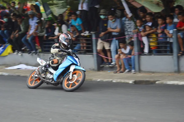 인도네시아의 타라칸입니다 2015 오토바이를 사람들은 효과와 코너를 — 스톡 사진