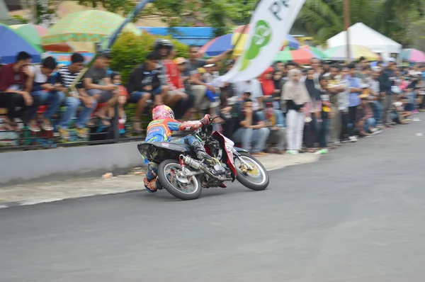 インドネシアのタラカン 2016年11月19日バイクライダーがパンニング効果でコーナーをドライブ — ストック写真