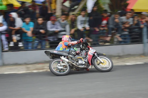 インドネシアのタラカン 2016年11月19日バイクライダーがパンニング効果でコーナーをドライブ — ストック写真