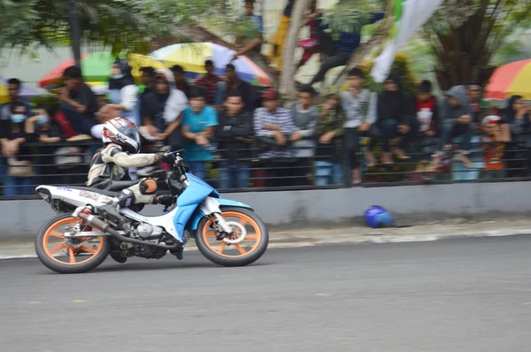 Tarakan Endonezya Kasım 2016 Motosiklet Sürücüleri Virajı Dönerek Dönüyorlar — Stok fotoğraf